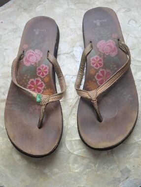 Sanuk Brown Leather Flip Flops with Pink Floral Insole